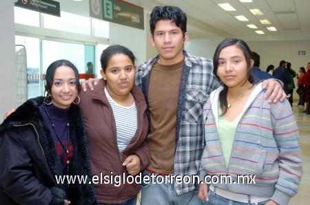 11022007 
Aracely Jacobo viajó a Tijuana, la despidieron Anahí, Julio y Norma Jacobo.
