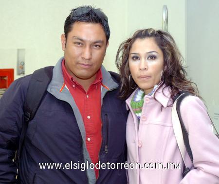11022007 
Salvador Ruelas viajó a Sinaloa, lo despidió Gaby Fabila.