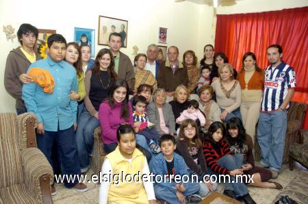 11022007 
Belem Olvera de Muñoz festejó su cumpleaños número 89, al lado de sus hijos Humberto, Fernando, Gloria y Martha,así como sus nietos  y demás familires