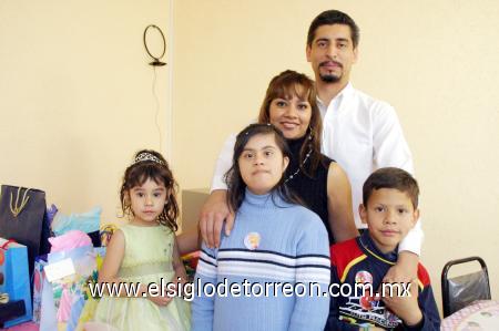 11022007 
Lucy Ruiz Pañol acompañada de sus familiares, en la fiesta que le ofrecieron por su tercer cumpleaños.