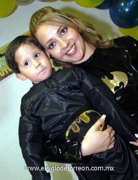 11022007 
Mauro Antonio Solís Zúñiga cumplió tres años y fue festejado por su mamá, Dalia y su papá Mauro.