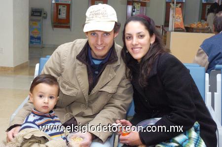1002007 
 Brenda de Montaña viajó al DF al despidieron Fernando y Andrés Montaña