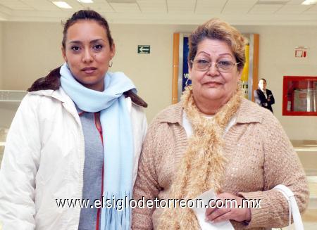 1002007 
 Refugio Ramírez viajó a Tijuana , la despidió Liliana Rodríguez