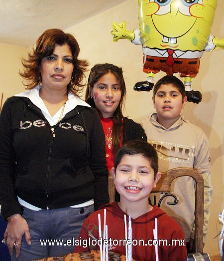 10022007 
 MIguel Ángel Ramos Salazar cumplió nueve años, motivo por el cual fue festejado por sus padres, Alejandro y Sabrina Ramos