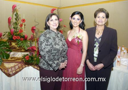 10022007 
 Lorena López Amor al lado de su mamá Pilar Necochea y su suegra Tata Navarro de Fernández