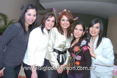 12022007
Ana Laura Soto Cuéllar acompañada de sus amigas Gloria Hernández, Paola Rubio, Lian Ruiz y Miriam Guerrero, en su despedida de soltera.