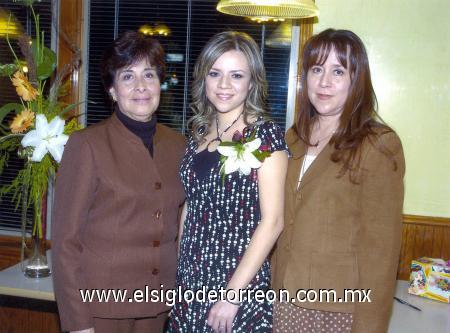 1102207 
Marcela Sepúlveda Muñoz, en su despedida de soltera en compañía de su mamá, Martha Elvia Muñoz de Sepúlveda y Rosa Bertha Ríos de Márquez.}