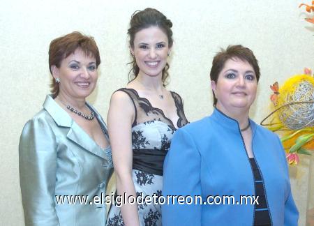 13022007
La feliz novia, al lado de su mamá Marianto Aparicio de Haro y su suegra, Bertha Cepeda de López.