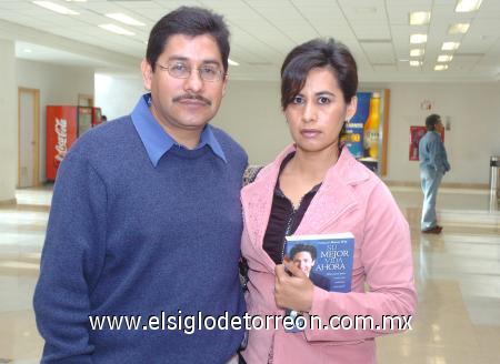 12022007
Carlos Rangel viajó a Tijuana, lo despidió July Gámez.