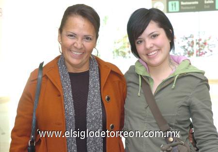 12022007
María Fernanda Kauffmann viajó a Tijuana, la despidió Juana María Mireles.