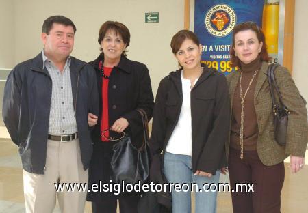 12022007
Rosario y Ana Urrutia y Esperanza López viajaron a Houston, los despidió Guillermo Urrutia.