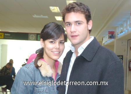 13022007
Carlos Muela viajó a México y lo despidió Alejandra Celaya.