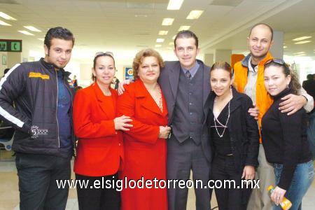 13022007
Janeth Ramos viajó a Mérida y la despidieron César, Édgar, David, Maritza, Abril y Eunice Morales R.