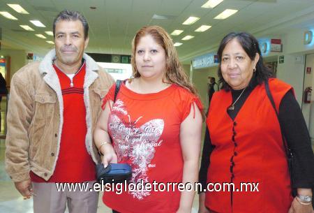 13022007
Maricela Rodríguez viajó a Los Ángeles y la despidieron Gregorio Rodríguez y Romana Frayre.