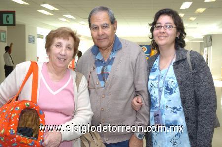 13022007
Norberto Álvarez y Ana María de Álvarez viajaron a Argentina y los despidió Emilce Álvarez.