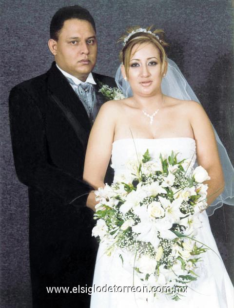 Sr. Guadalupe Marcos Silva Hidrogo y Srita. Edith Georgina Castillo Hurtado contrajeron matrimonio en la Catedral de Nuestra Señora del Carmen, el 27 de octubre de 2006.