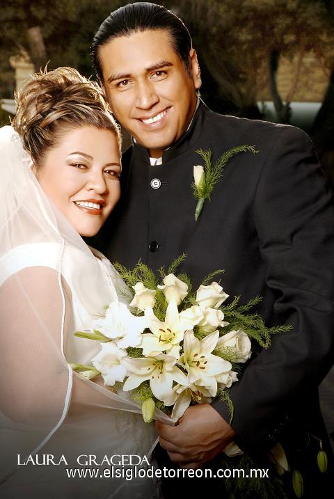 x Sr. Oswaldo Jiménez Espinosa y Srita. Flor de María Martínez Aguilar recibieron la bendición nupcial en la parroquia de San Felipe de Jesús, el 15 de diciembre de 2006.




Estudio: Laura Grageda