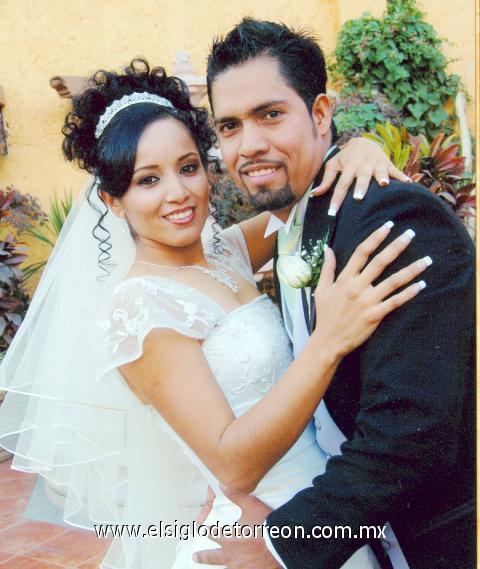 Ing. Jaime Vázquez Rangel y Srita. Karen Dalila Gutiérrez González llegaron al altar de la parroquia de San Felipe de Jesús para contraer nupcias, el dos de diciembre de 2006.