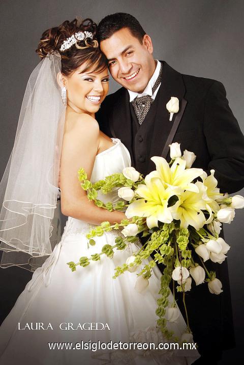 Sr. Gustavo Contreras Sánchez y Srita. Yazmín Araceli Lesprón Flores contrajeron matrimonio el 23 de diciembre de 2006.



Estudio: Laura Grageda