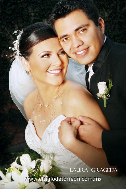 Sr. Miguel Ángel Moreno Mireles y Srita. Karla Soledad Tapia Villalobos recibieron la bendición nupcial en la parroquia de La Inmaculada Concepción, el pasado 18 de noviembre de 2006.


Estudio: Laura Grageda