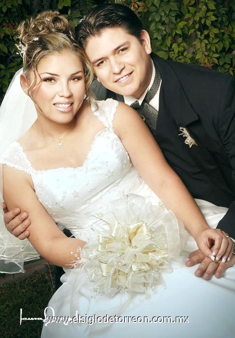 Sr. Roberto Quintana Carrillo y Srita. Alma Rosa García Ordóñez recibieron la bendición nupcial en la Catedral de Nuestra Señora del Carmen, el 16 de diciembre de 2006.



Estudio: Laura Grageda