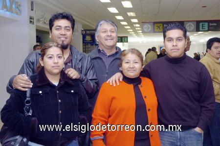 16022007 
Luz Galindo y Obed Silva viajaron a Tijuana,los despidieron Antonio, Gerardo y Agustina.