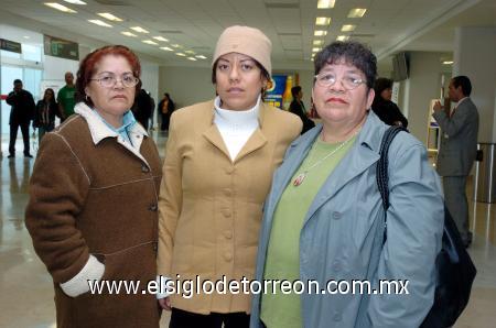 16022007 
Catalina Lozano, María del Carmen Vargas y Ricardo Lozano viajaron a Tijuana.