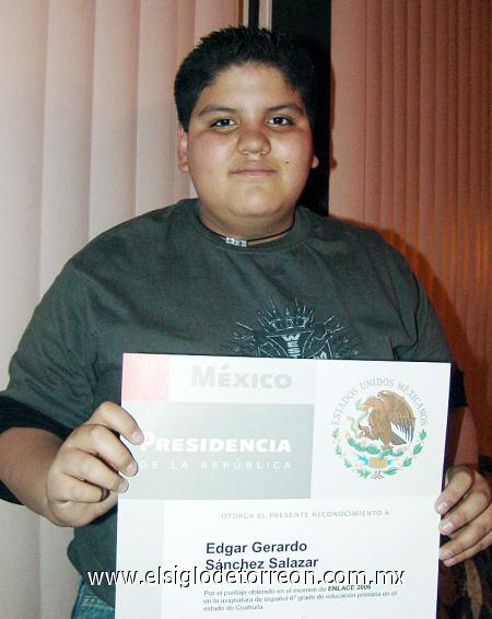 16022007 
Édgar Gerardo Sánchez Salazar disfrutó de una alegre fiesta, con motivo del recococimiento que obtuvo por parte de la Presidencia