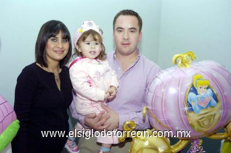 16022007 
Regina Leal Díaz junto a sus padres, Carlos Leal Ancira y Lizeth Díaz de Leal.
