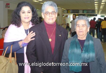 14022007
Angelina de Gamboa y Estela de García viajaron a Los Ángeles, las despidió Raquel Gamboa.