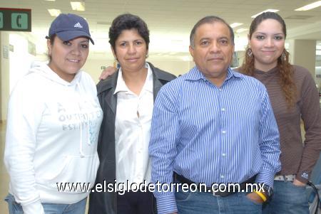 14022007
Enrique Huízar viajó a Coatzacoalcos, lo despidieron Yemilé y Yolanda Huízar.