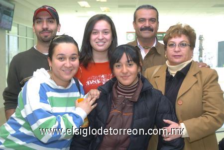 15022007
Isabel Zubiría viajó a Austria, la despidieron Aurora, Rocío, Víctor, Rosario y Lucas.