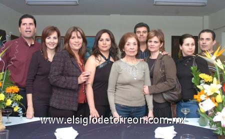 14022007
Alfredo y Ana Luisa Ochoa, Javier y Janeth Ochoa, Estelita, Mayra y Flor Argumedo, Iván y Paty Argumedo, en una ceremonia inaugural de un spa.