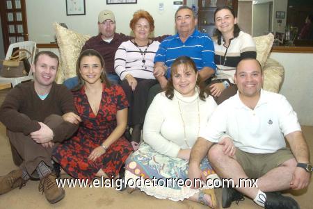 15022007
Wenceslao Villarreal Morales cumplió 60 años y fue festejado por su esposa, Patricia de la Torre de Villarreal y sus hijos Chelayo, Paty, Ana Lucía y María Cecilia Villarreal y sus yernos Marco Morán y Alfonso Escudero.