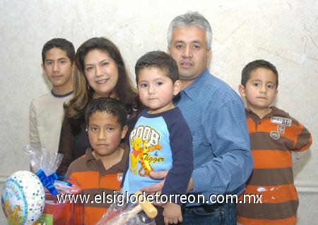 14022007
Yael Ortiz Castañeda cumplió dos años de edad y fue festejado por sus padres, Jorge y Gaby Ortiz, así como por sus hermanos Bryan, Alan y Yafe Ortiz Castañeda.