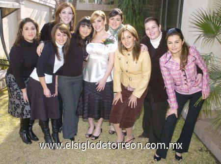 14022007
Liliana de León, Laura Pérez, Mónica Cuerda, Any Ochoa, Sofía Ruiz, Paty González, Margarita Quintero, Susana Caldera y Vannesa Sierra acompañaron a Érika Guerra en su despedida de soltera.