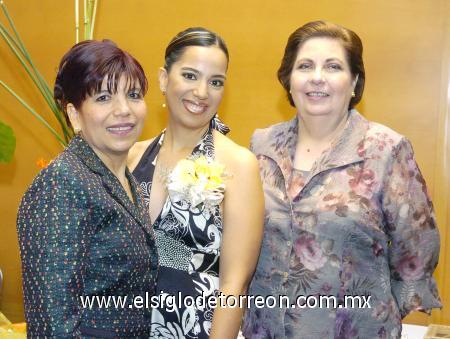 15022007
La futura novia en compañía de su mamá, Chepis de Pérez y su suegra, María de los Ángeles Gallegos de Muñoz.