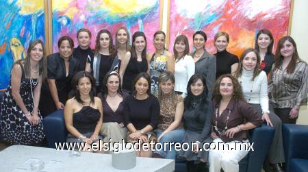 15022007
Susana Pérez Campos, acompañada por un grupo de amigas en su fiesta pre nupcial.