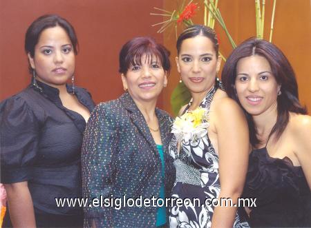 15022007
Susy al lado de su mamá, Chepis de Pérez y sus hermanas, Laura y Lorena.