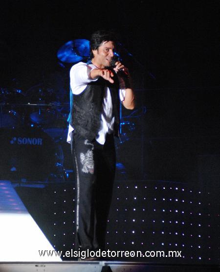 Llegó, cantó y se fue. A diferencia de hace dos años, esta vez Chayanne no se quedó a jugar golf ni fue a comer a ningún restaurante de la localidad. 



Inmediatamente después de que terminó su concierto en el Estadio Gómez Palacio, el artista fue llevado al Aeropuerto Internacional de esta ciudad para tomar su jet privado y salir con rumbo a Miami.
