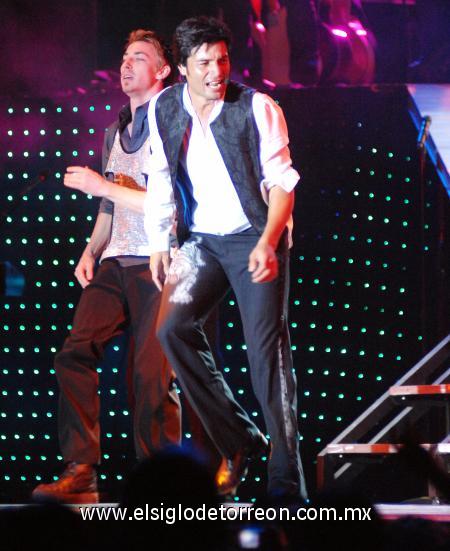 La adrenalina llegó a su punto máximo cuando Chayanne bajó del escenario, las personas que se encontraban pegadas a la valla que separaba las sillas del escenario estiraron sus brazos para tocarlo, mientras que una chica aprovechó el descuido de los guardias para brincarse y tocarlo
