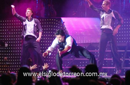 La pregunta que muchas de sus fans se hicieron durante buena parte del show fue si su ídolo estaba haciendo play back, pues pese a que bailaba sin cesar y con todas sus fuerzas, su voz jamás se quebró ni su respiración se notó agitada... la conclusión fue que sí se apoyaba en una pista en las canciones rítmicas, pues durante los temas lentos tomaba otro micrófono y su voz sonaba distinta... en vivo.