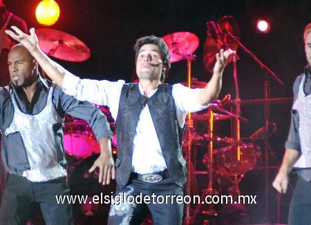 Ocho músicos, una corista y seis bailarines completaron el espectáculo, en donde por supuesto no faltaron sus temas nuevos ni sus éxitos de antaño.