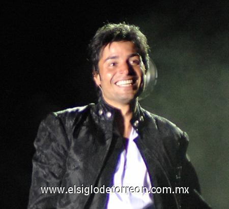 Los enardecidos gritos se multiplicaron cuando de los instrumentos comenzaron a salir las notas de la primer canción: Y Tú Te Vas, provocando la histeria colectiva de las damas pero también de algunos caballeros que no pudieron reprimir su emoción, ni siquiera Guillermo Anaya, quien junto con su señora no perdió detalle de lo que acontecía en el foro.