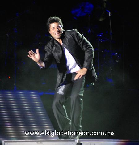El causante de este “cambio climático” fue nada menos que Chayanne; con sus movimientos de cadera puso a sudar a las damas, su baile hizo que las chamarras y suéteres salieran sobrando y su voz... su voz resecó la boca de la gente que no cesó de aclamarlo durante la hora con 40 minutos que duró el show.