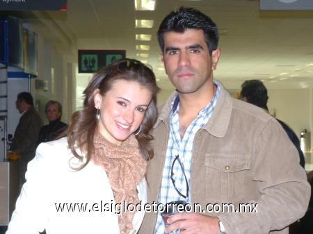 17022007
Dulce Rivera viajó a la Ciudad de México, la despidió Carlos Rivera.