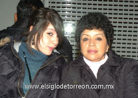 17022007
Mariana Mena viajó a la Ciudad de México, la despidió Mercedes López.