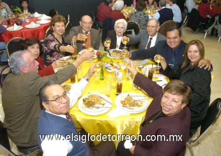 17022007
Jose y Javier Ruiz, Carlos y Elba González, Octavio y Esperanza Olvera, Manuel y Bonny Gómez, Ricardo y Alma Soriano brindaron por el amor y la amistad.