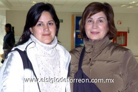 18022007 
Alma Rosa de Campos viajó a Estados Unidos, la despidió Alma Campos de Arzate.
