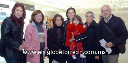 18022007 
Lidia, Lily, Rafael y Sofía viajaron a Tijuana,los despidieron Yolanda, Silvia y Blanca.